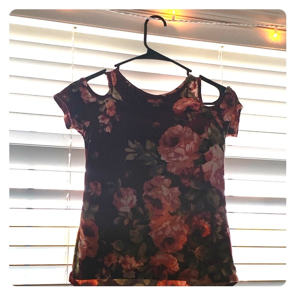 an off the shoulder blouse🌸 - Picture 1 of 1